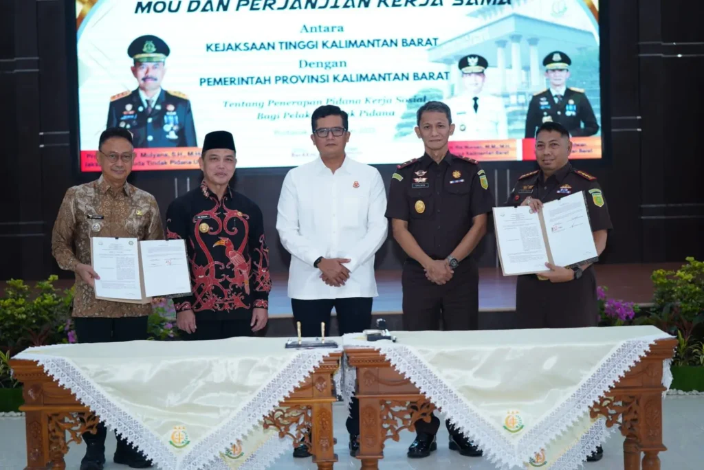 Wali Kota Pontianak Edi Rusdi Kamtono bersama kepala daerah se-Provinsi Kalbar meneken MoU penerapan pidana kerja sosial yang akan berlaku mulai tahun 2026.