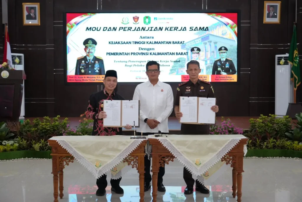 Gubernur Kalbar Ria Norsan dan Kajati Emilwan Ridwan menandatangani MoU pemidanaan modern dan humanis di Aula Kejati Kalbar Pontianak.