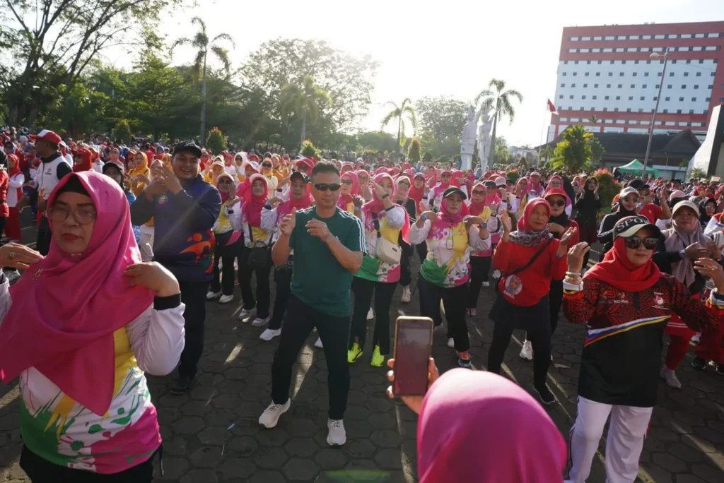 Wali Kota Pontianak Edi Rusdi Kamtono berbaur bersama peserta senam massal yang digelar KORMI Kota Pontianak di Halaman Museum Kalbar.