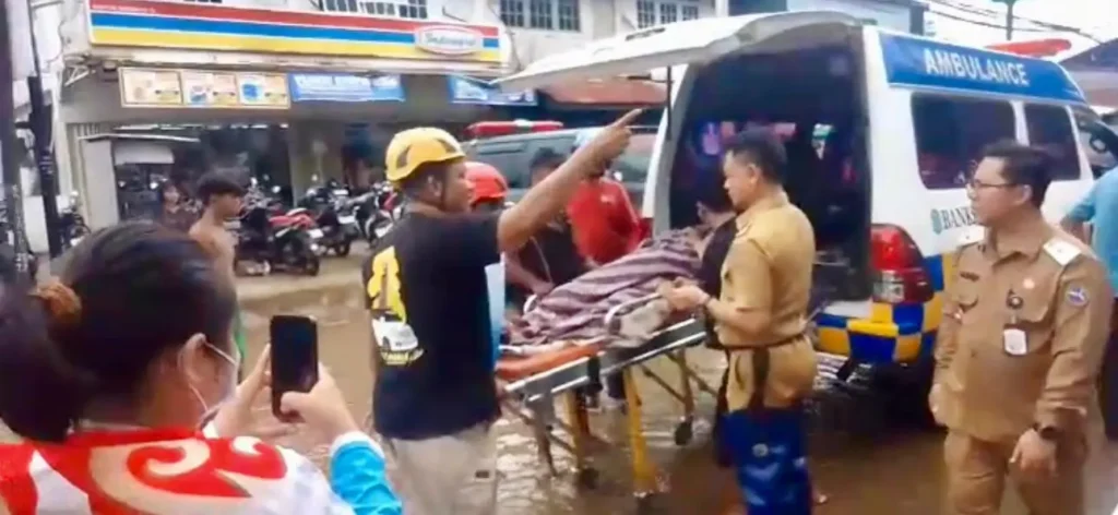 Wali Kota Pontianak Edi Rusdi Kamtono memantau dan mengevakuasi warga terdampak banjir rob di Pontianak Barat, Senin (8/12).