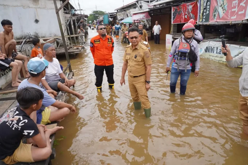 Wali Kota Pontianak Edi Rusdi Kamtono meninjau langsung lokasi terdampak bajir rob di Jalan Alpokat Indah Kelurahan Sungai Beliung Kecamatan Pontianak Barat.