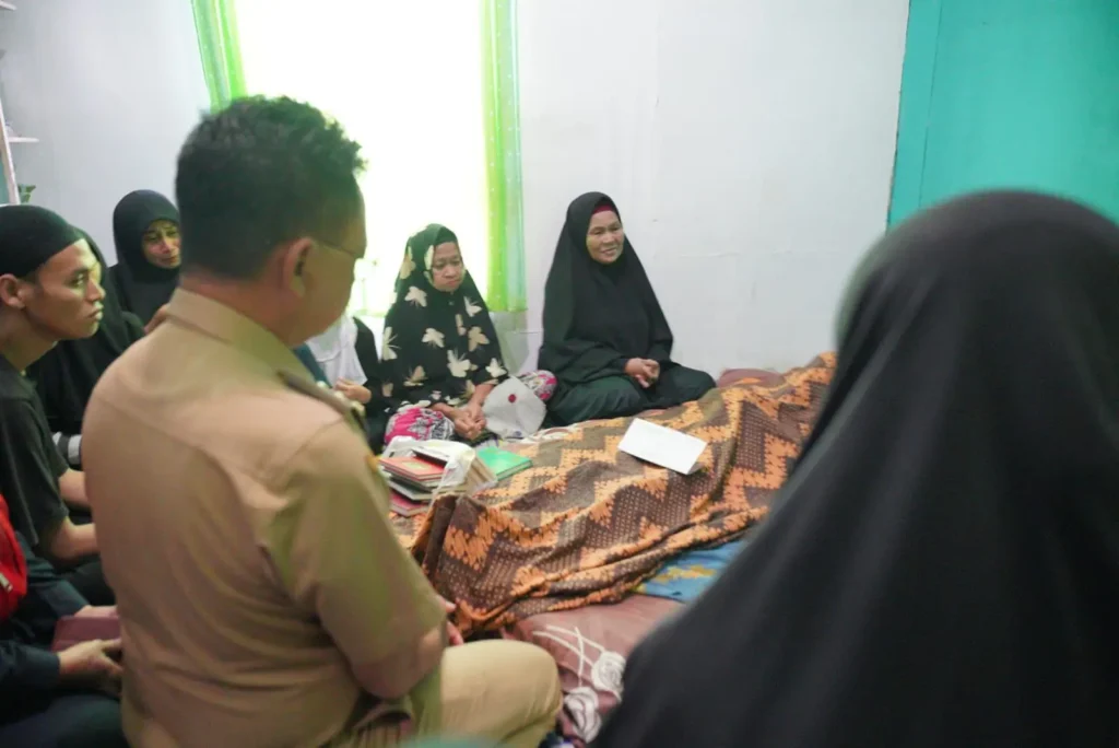 Wali Kota Pontianak Edi Rusdi Kamtono saat bertakziah ke rumah korban tenggelam, Bayanaka Patal Ramlan.