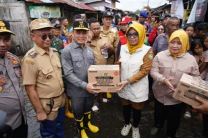 Gubernur Kalbar Ria Norsan menyerahkan bantuan pangan secara simbolis kepada Camat Pontianak Barat Titin Widayanti untuk disalurkan kepada warga terdampak banjir rob di Alpokat Indah.
