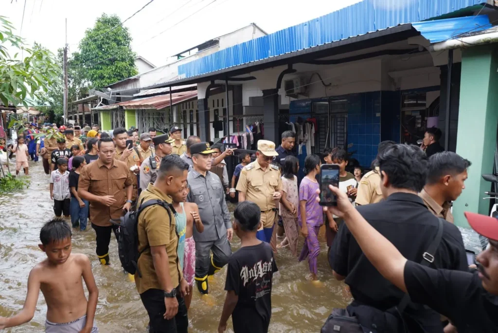 Gubernur Kalbar Ria Norsan dan Wali Kota Pontianak Edi Rusdi Kamtono meninjau lokasi terdampak banjir rob di Jalan Alpokat Indah Kelurahan Sungai Beliung Kecamatan Pontianak Barat.
