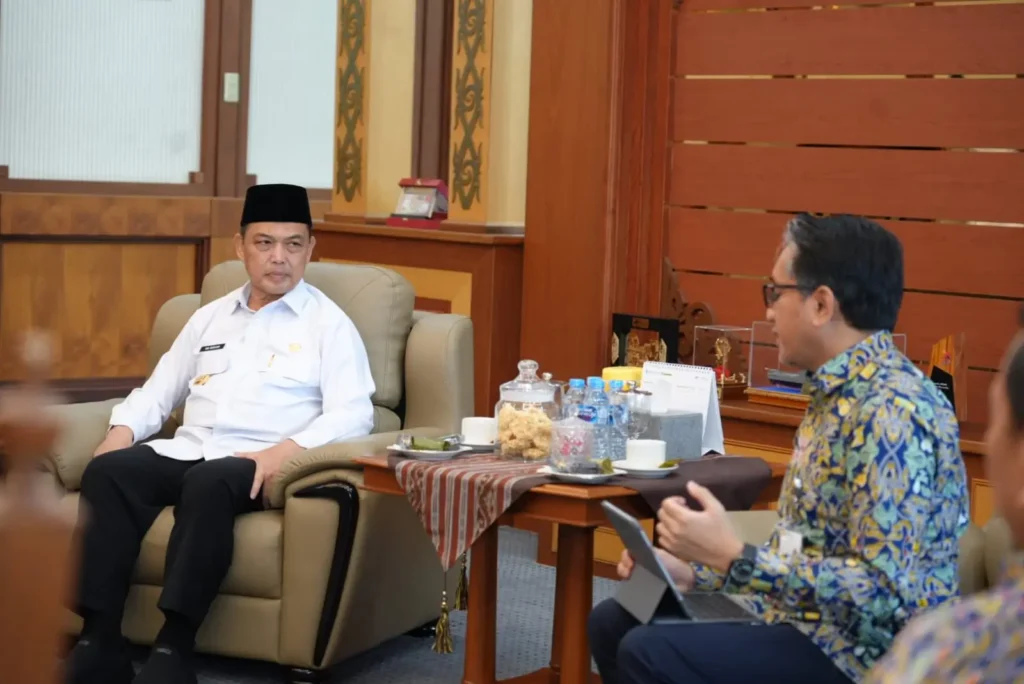 Gubernur Kalbar Ria Norsan saat membahas usulan program strategis infrastruktur bersama Balai PUPR