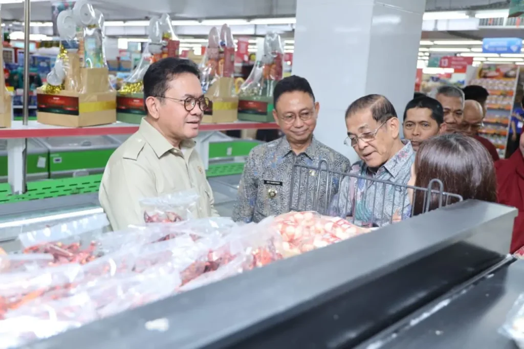 Menteri Perdagangan RI Budi Santoso, didampingi Wali Kota Pontianak Edi Rusdi Kamtono meninjau harga dan ketersediaan bahan pokok di Pasar Flamboyan dan Pasar Swalayan Mitra Anda.