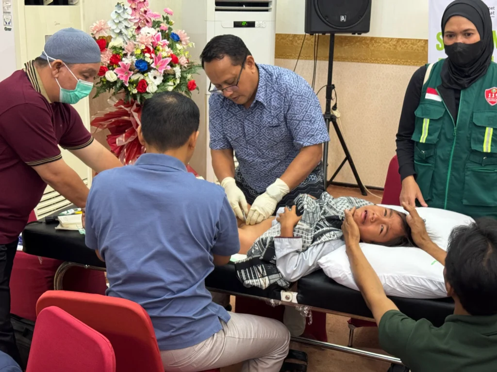 Anak-anak peserta Khitan Massal Gratis yang digelar Dompet Ummat bekerja sama dengan Pemerintah Kota Pontianak tengah dikhitan oleh tenaga medis.