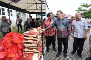 Gubernur Kalimantan Barat Ria Norsan membuka Gerakan Pangan Murah di Kabupaten Sintang jelang Natal dan Tahun Baru