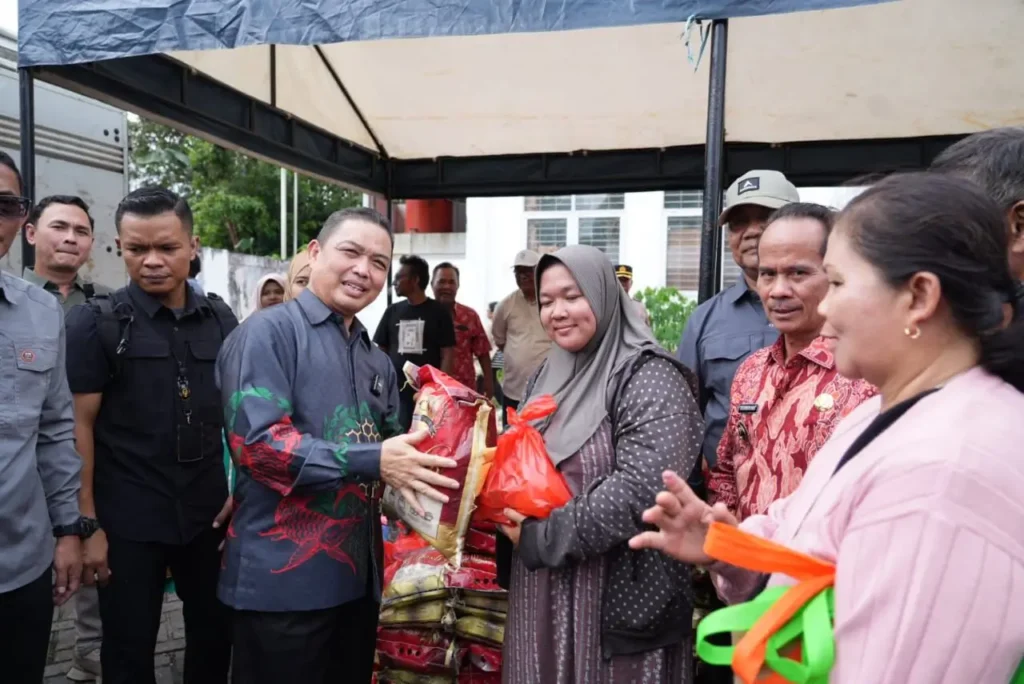 Gubernur Kalimantan Barat Ria Norsan membuka Gerakan Pangan Murah di Kabupaten Sintang jelang Natal dan Tahun Baru