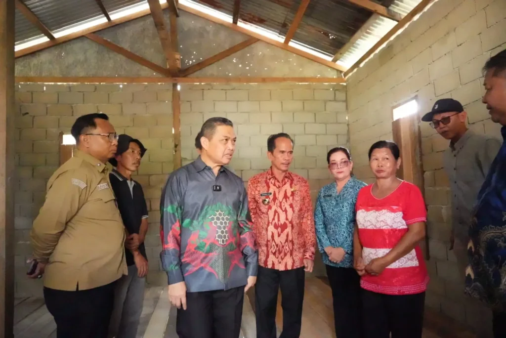 Gubernur Ria Norsan meninjau pembangunan bedah rumah di Desa Mekar Jaya, Sintang.
