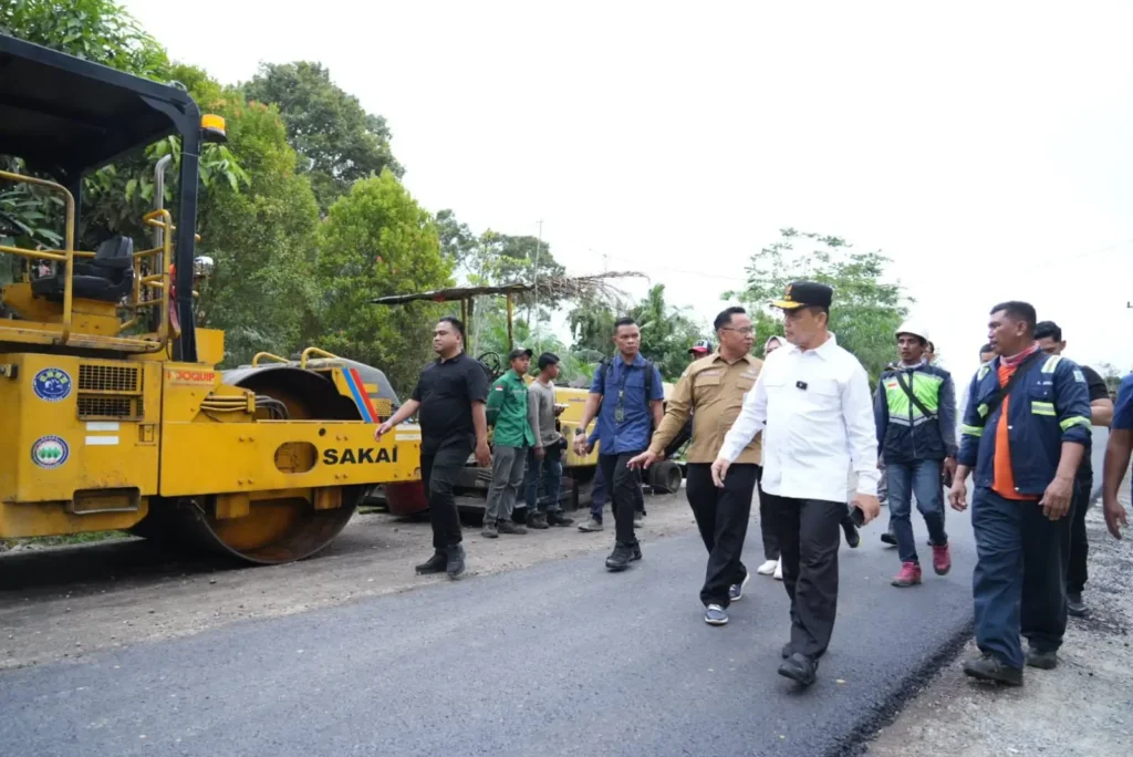 Gubernur Ria Norsan meninjau progres pembangunan ruas jalan Simpang Medang-Nanga Mau, Sintang