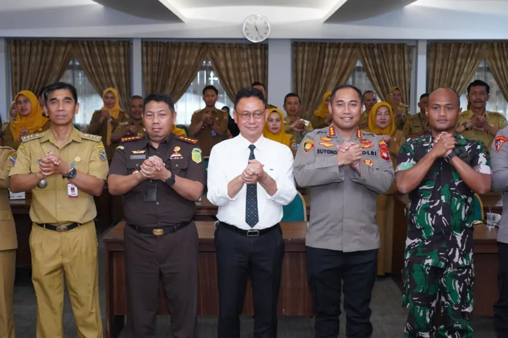 Forkopimda Kota Pontianak menggelar rapat koordinasi dalam rangka persiapan pengamanan perayaan Malam Natal 2025 dan Tahun Baru 2026.