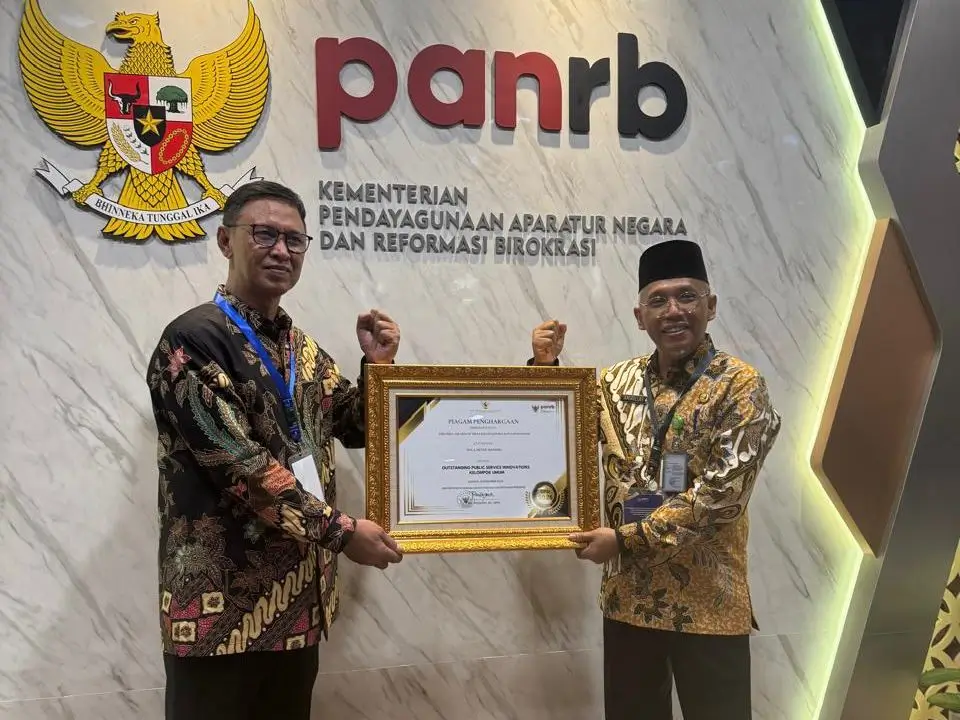 Sekretaris Daerah Kota Pontianak Amirullah yang juga selaku Dewan Pengawas PDAM Tirta Khatulistiwa saat menerima piagam penghargaan dari Kemenpan-RB.