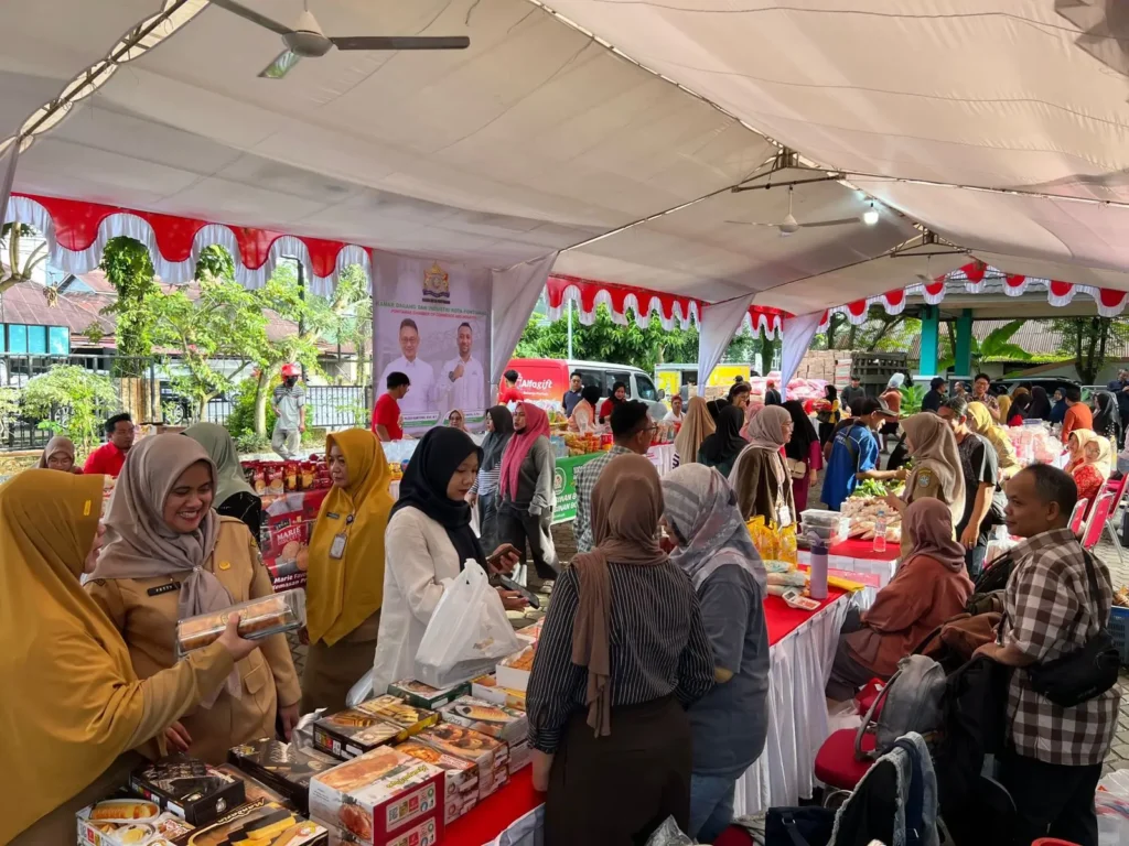 Warga mengantre untuk mendapatkan paket sembako murah di Operasi Pasar Kecamatan Pontianak Kota.