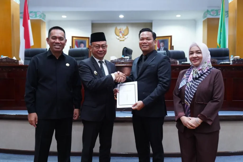 Wali Kota Pontianak Edi Rusdi Kamtono menyampaikan jawaban fraksi DPRD