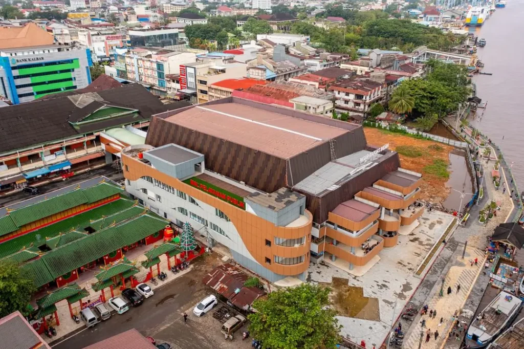 Pelayanan publik di MPP Pontianak dengan latar pemandangan Sungai Kapuas