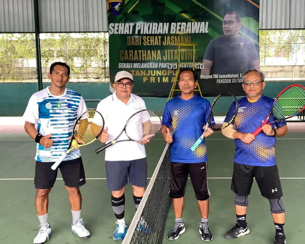 Tim Tenis Pemkot Pontianak Ganda Putra Eksekutif (kiri) usai berlaga di Open Turnamen Tenis Lapangan Pelti se-Kalbar.