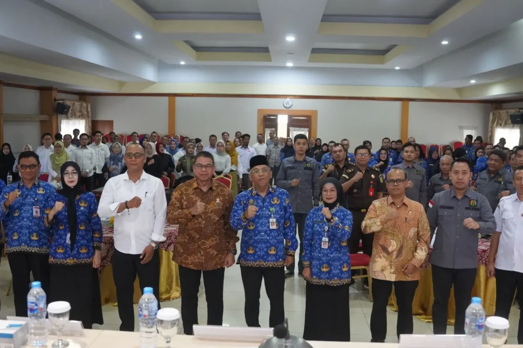 Sekretaris Daerah Kota Pontianak Amirullah membuka sosialisasi pengawasan penyelenggaraan perizinan Kota Pontianak.