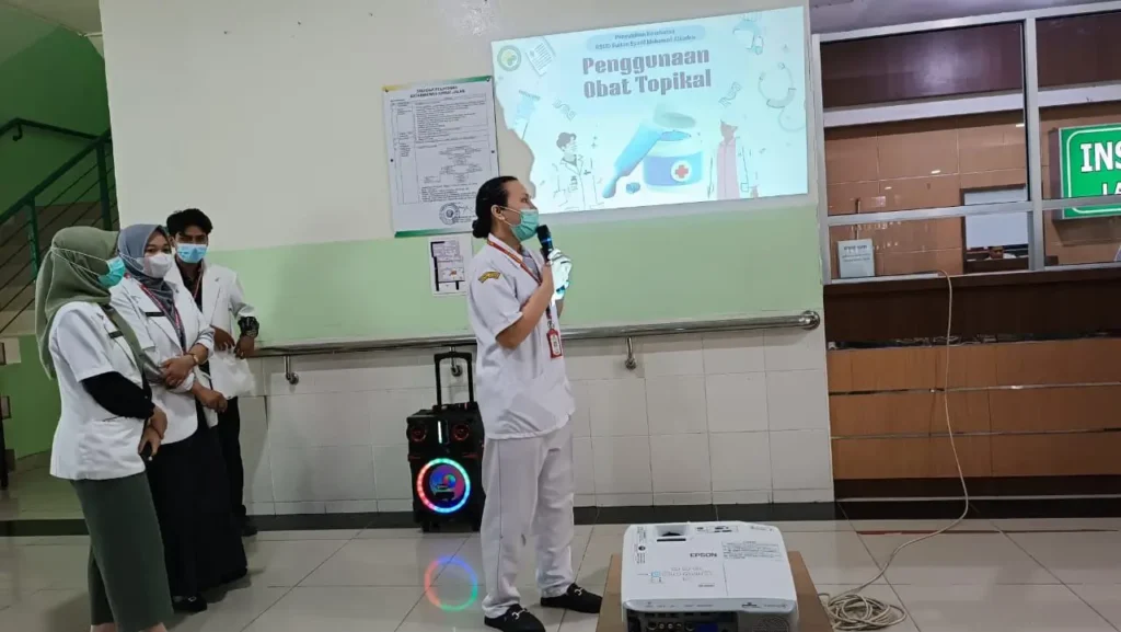Apoteker RSUD SSMA Pontianak memberikan edukasi cara aman menggunakan obat topikal