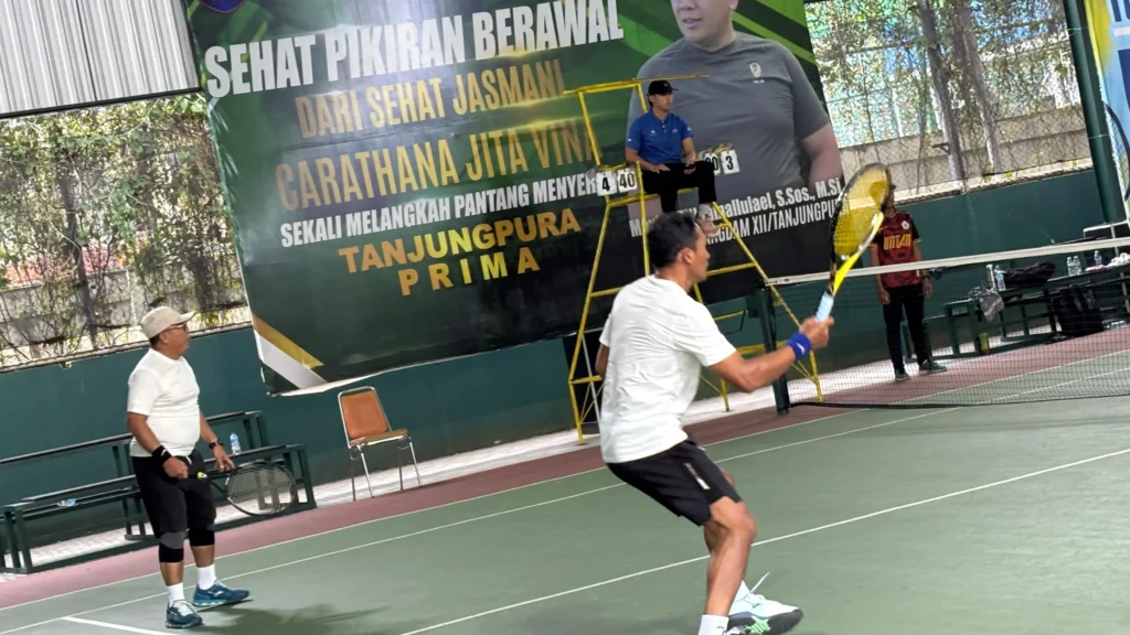 Tim Pemkot Pontianak berhasil unggul dengan skor 9 - 7 atas Tim Bulog pada Open Turnamen Tenis Lapangan Pelti Kalbar.