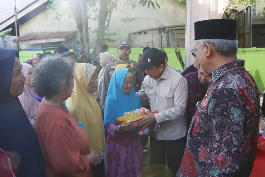 Wakil Wali Kota Pontianak Bahasan menyerahkan secara simbolis paket sembako di Operasi Pasar Murah di Halaman Kantor Camat Pontianak Utara.