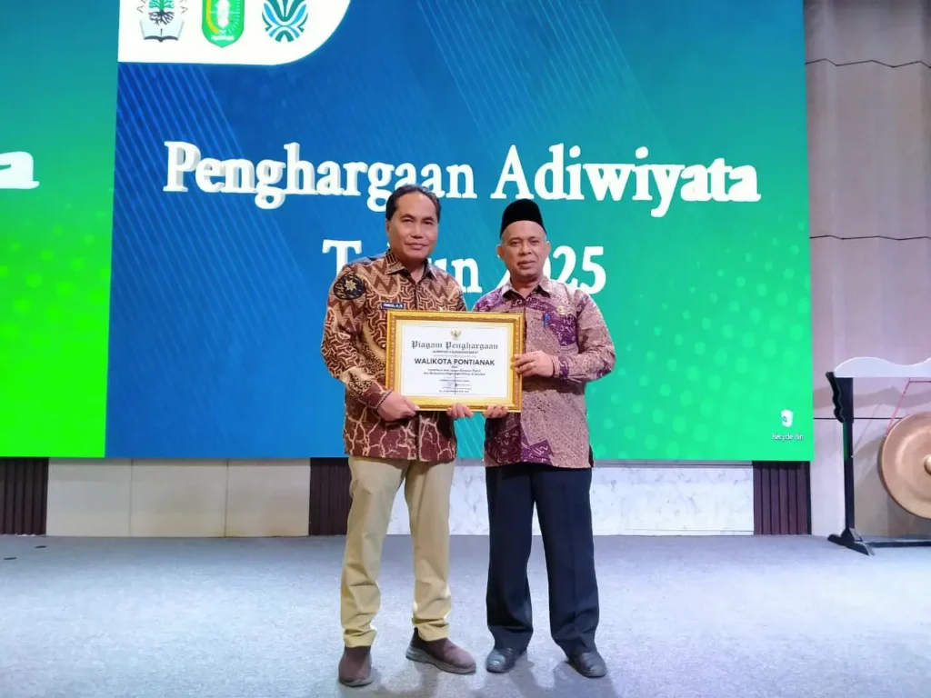 Asisten Pemerintahan dan Kesra Ismail dan Kepala Dinas Lingkungan Kota Pontianak Syarif Usmulyono, usai menerima piagam penghargaan Adiwiyata Kalbar 2025.