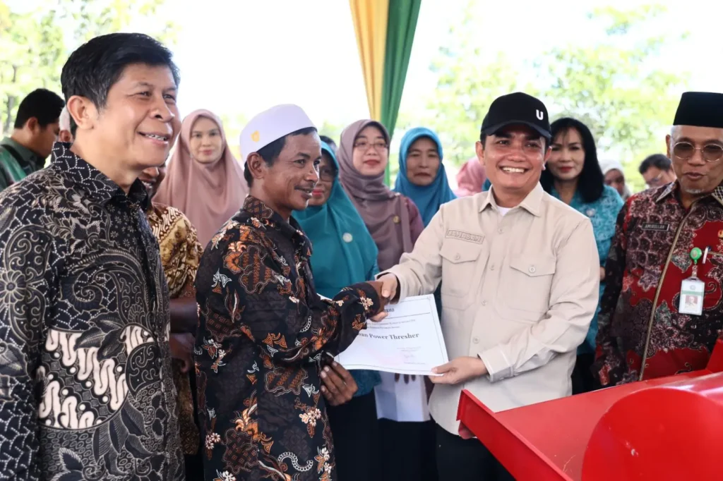 Wakil Wali Kota Pontianak Bahasan menyerahkan bantuan alat dan mesin pertanian kepada para petani.