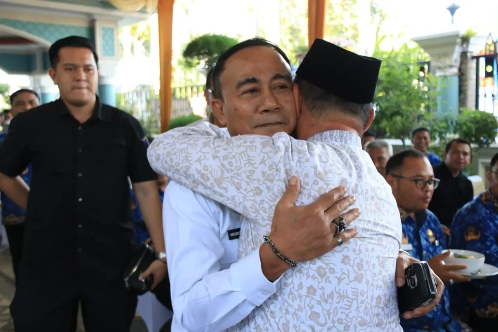 Gubernur Kalimantan Barat Ria Norsan berpelukan dengan Wakil Gubernur Krisantus Kurniawan dalam suasana hangat saat peringatan ulang tahun ke-58 di Pontianak.