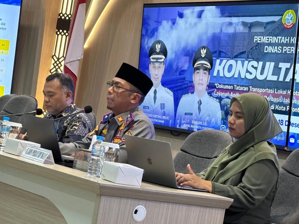 Kepala Dinas Perhubungan Kota Pontianak Yuli Trisna Ibrahim tengah memaparkan rencana penerapan layanan angkutan massal berbasis jalan dengan skema Buy The Service (BTS)