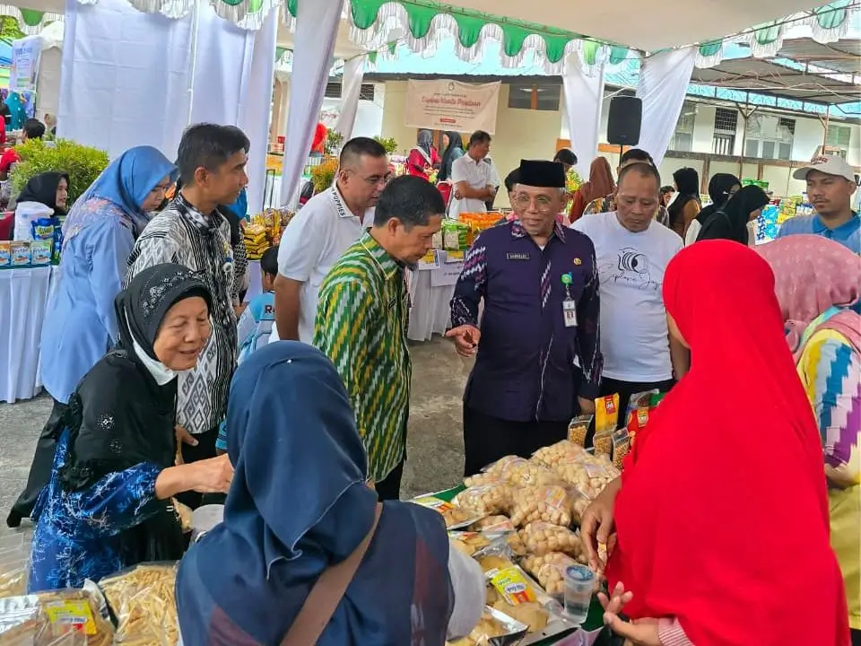 Sekretaris Daerah Kota Pontianak Amirullah meninjau operasi pasar di Halaman Kantor Camat Pontianak Timur.