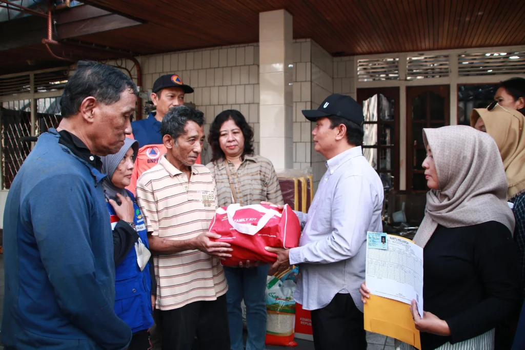 Wakil Wali Kota Pontianak Bahasan menyerahkan bantuan darurat kepada warga korban kebakaran di Gang Sa'aman.
