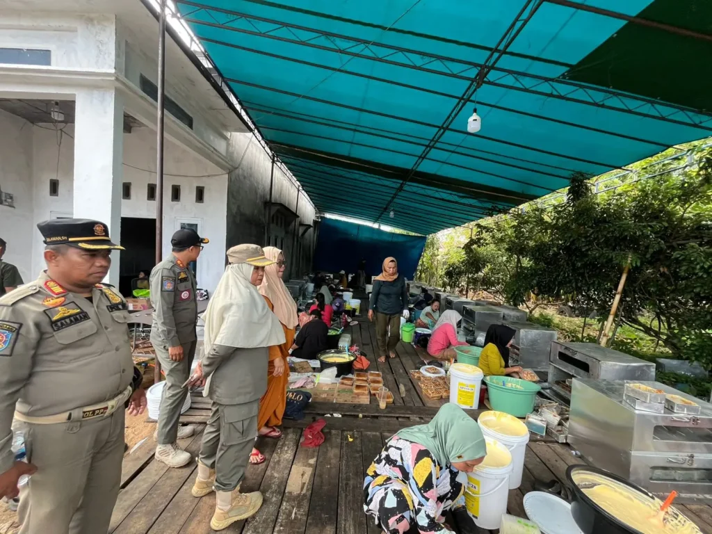 Petugas Satpol PP Kota Pontianak menertibkan pelaku usaha yang menggunakan gas LPG 3kg.