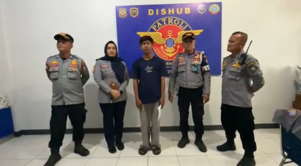 Jukir liar yang memungut parkir di kawasan parkir gratis PSP saat diamankan Dinas Perhubungan Kota Pontianak.