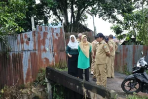 Wakil Wali Kota Pontianak Bahasan memantau kondisi lingkungan pada peringatan BBGRM.