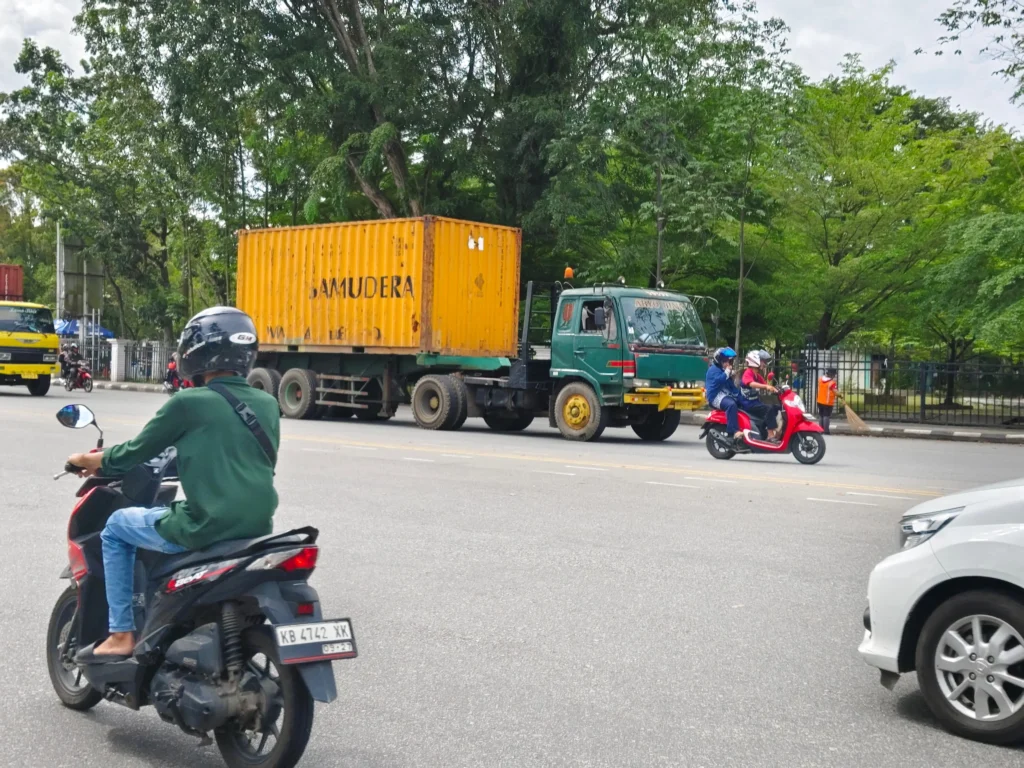 Dishub Kota Pontianak mengatur pembatasan operasional kendaraan angkutan barang selama Natal dan Tahun Baru guna mengantisipasi kepadatan lalu lintas.