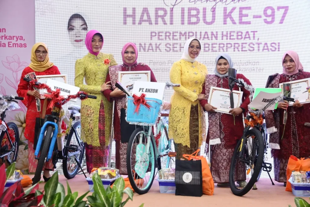 Foto bersama para ibu inspiratif yang menerima piagam dan sepeda di Hari Ibu ke-97.