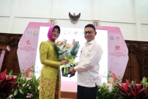 Wali Kota Pontianak Edi Rusdi Kamtono menyerahkan buket bunga kepada Ketua TP PKK Kota Pontianak Yanieta Arbiastutie pada peringatan Hari Ibu ke-97.