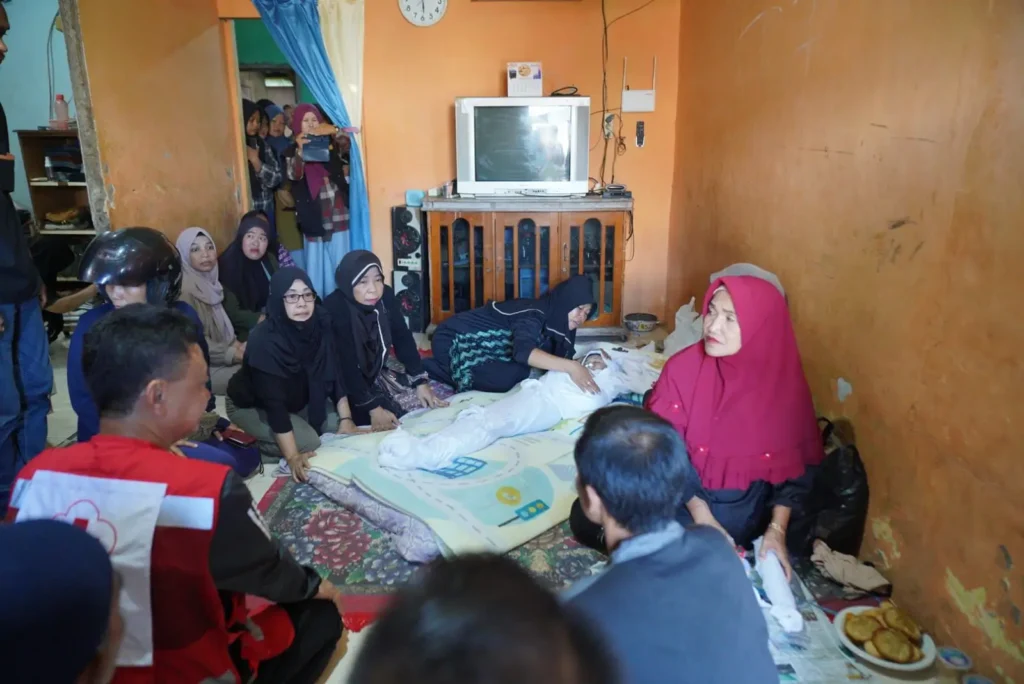 Wali Kota Pontianak Edi Rusdi Kamtono datang bertakziah ke rumah orang tua korban tenggelam di Sungai Malaya, Asmiranda (9) di Pontianak Utara.