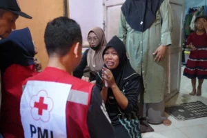 Wali Kota Pontianak Edi Rusdi Kamtono datang bertakziah ke rumah orang tua korban tenggelam di Sungai Malaya, Asmiranda (9) di Pontianak Utara.