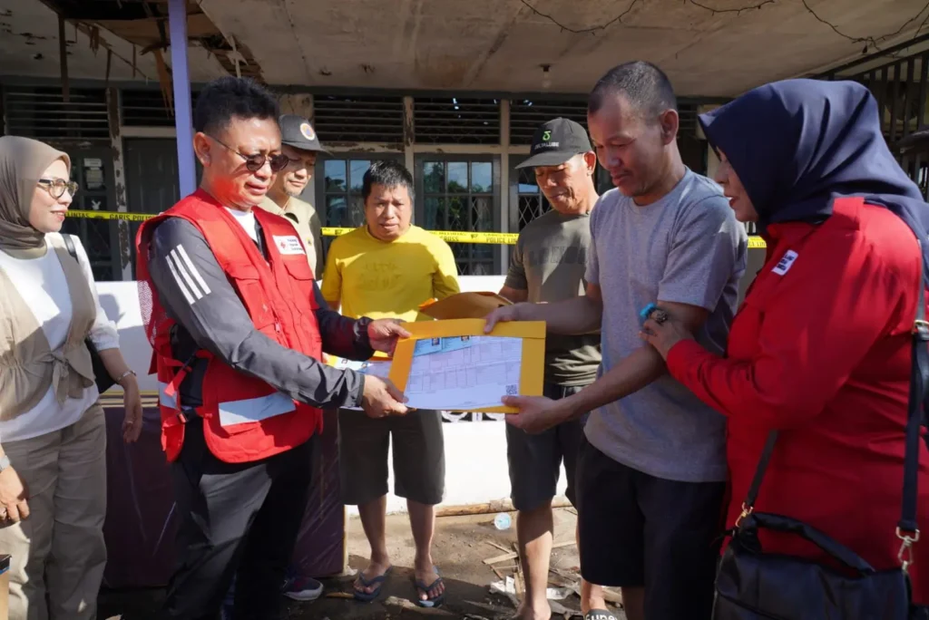 Wali Kota Pontianak Edi Rusdi Kamtono menyerahkan bantuan bagi korban kebakaran di Gang Kali Landak Jalan Selat Panjang Kecamatan Pontianak Utara.