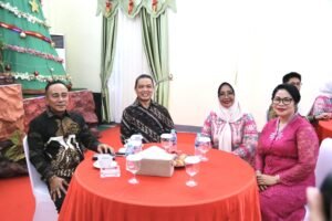 Gubernur Kalbar Ria Norsan bersama Krisantus Kurniawan saat perayaan Natal di Rumah Dinas Wakil Gubernur Kalimantan Barat