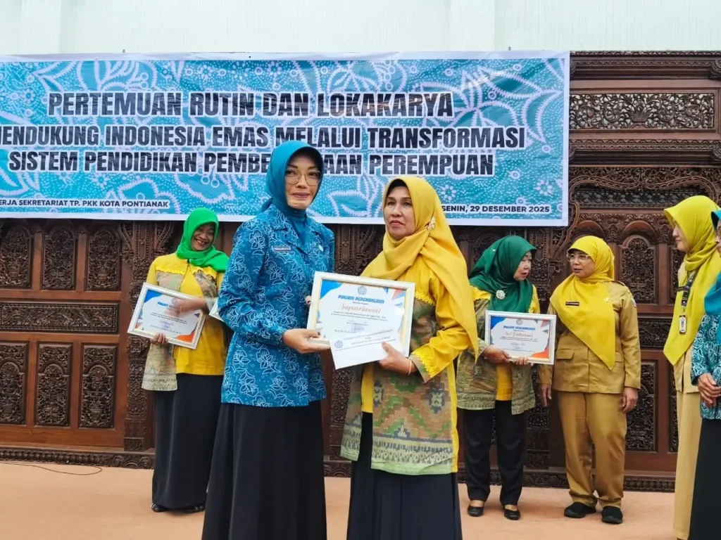 Ketua TP PKK Kota Pontianak Yanieta Arbiastutie Kamtono menyerahkan piagam penghargaan kepada Guru PAUD yang memasuki purnatugas.