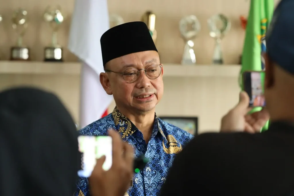 Wali Kota Pontianak Edi Rusdi Kamtono menerbitkan surat edaran terkait larangan pesta kembang api pada malam menyambut Tahun Baru 2026 sebagai bentuk empati terhadap masyarakat di beberapa daerah yang mengalami bencana alam.