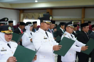 Wali Kota Pontianak Edi Rusdi Kamtono melantik 32 pejabat administrator dan 27 pejabat pengawas serta sejumlah kepala sekolah, kepala puskesmas hingga pejabat fungsional. (Foto : Istimewa)