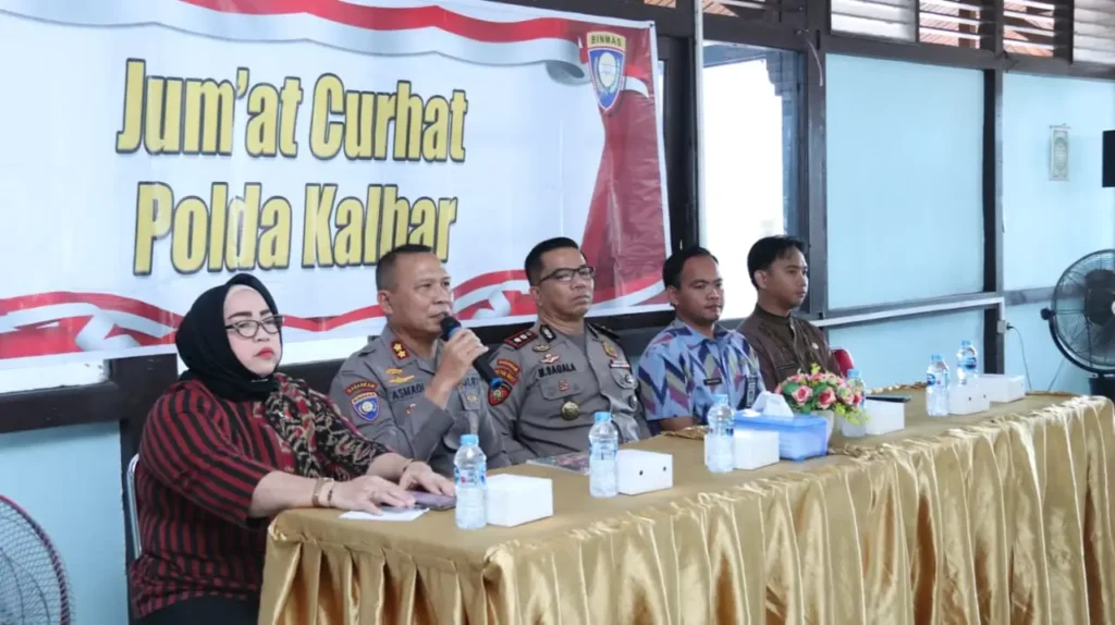 Pelaksanaan kegiatan Jum’at Curhat Polda Kalbar bersama warga di Pontianak Selatan menjelang Nataru 2025. (Dok. Polda Kalbar)