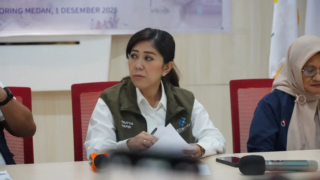 Menkomdigi Meutya Hafid memimpin rapat koordinasi pemulihan telekomunikasi pascabencana banjir dan longsor di Sumatera. (foto:Dherma Calvianto/Komdigi)