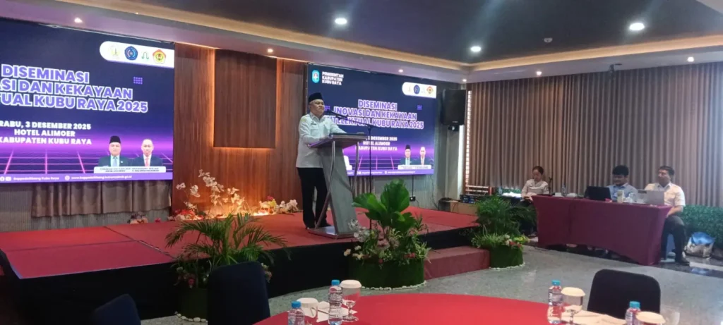 Sekda Kubu Raya Yusran Anizam menyampaikan arahan terkait kewajiban inovasi perangkat daerah pada kegiatan Diseminasi Inovasi dan Kekayaan Intelektual di Kubu Raya. (dok. MC Kubu Raya)