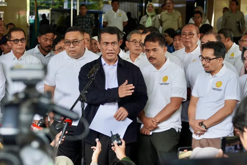 Menteri Pertanian sekaligus Kepala Bapanas, Andi Amran Sulaiman, memimpin pelepasan bantuan pangan bagi korban bencana di Sumatera. (Humas Badan Pangan Nasional)