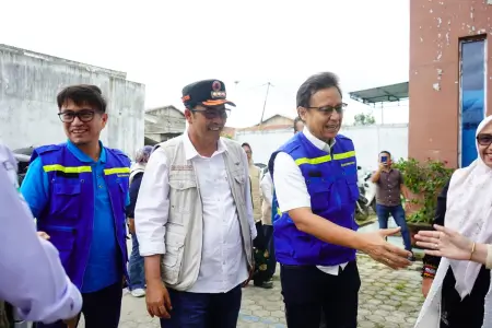 Menteri Kesehatan Budi Gunadi Sadikin meninjau fasilitas kesehatan dan posko pengungsian di Aceh Tengah. (Dok. InfoPublik)