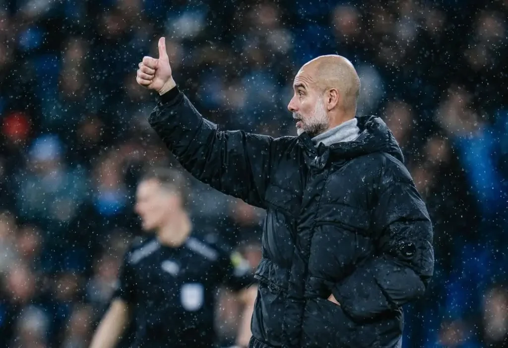 Pep Guardiola memberikan instruksi di pinggir lapangan jelang laga Manchester City melawan West Ham United. (instagram.com/pepteam)